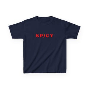 Może przedstawiać: Koszulka w kolorze granatowym z nadrukiem słowa "SPICY" w czerwonych literach, z czerwoną papryczką chili zastępującą literę "I".