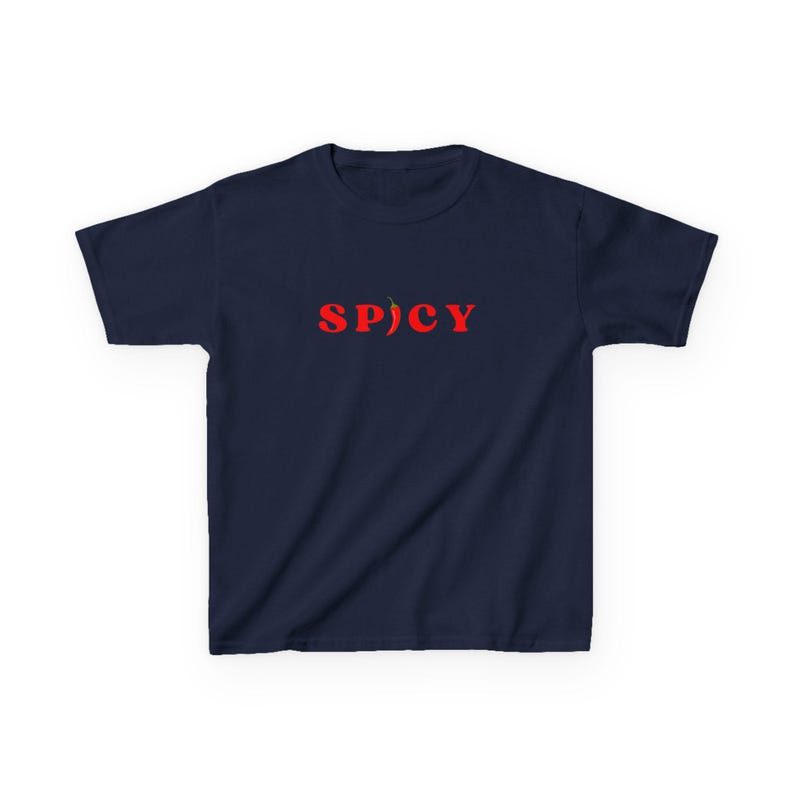 Może przedstawiać: Koszulka w kolorze granatowym z nadrukiem słowa "SPICY" w czerwonych literach, z czerwoną papryczką chili zastępującą literę "I".