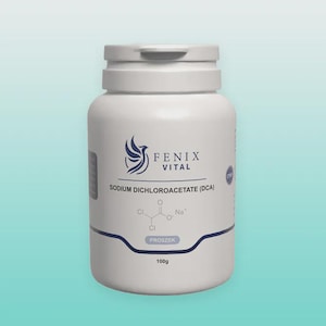 Puede incluir: Una botella de plástico blanca con tapa abatible. La etiqueta presenta el texto "FENIX VITAL" encima de "SODIUM DICHLOROACETATE (DCA)" y un diagrama de estructura química. La botella también dice "PROSZEK" y "100g".