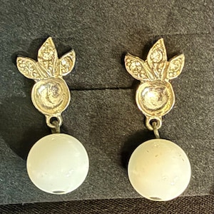 Orecchini pendenti vintage: foglia floreale testurizzata color oro con sfera di perla bianca