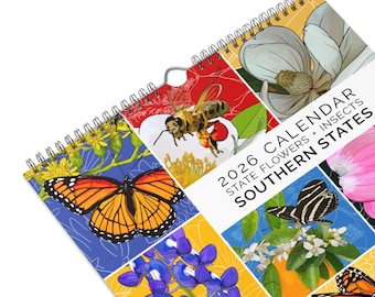 Puede incluir: Un calendario de espiral de 2026 con ilustraciones coloridas de flores estatales e insectos de los estados del sur. El calendario muestra imágenes de mariposas, abejas y flores sobre un fondo blanco.