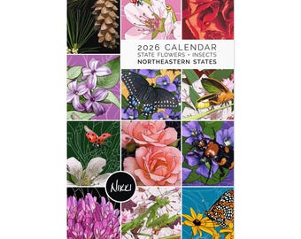 Puede incluir: Un calendario de pared de 2026 con ilustraciones coloridas de flores estatales e insectos de los estados del noreste. El calendario incluye imágenes de una piña, una mariquita, una mariposa y varias flores. El calendario está encuadernado en espiral.