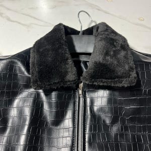 Veste en cuir synthétique polyuréthane gaufrée façon crocodile avec col en fourrure