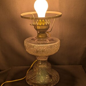 Lámpara eléctrica Leviton vintage: estilo queroseno, base de vidrio, 13" de alto, funciona perfectamente