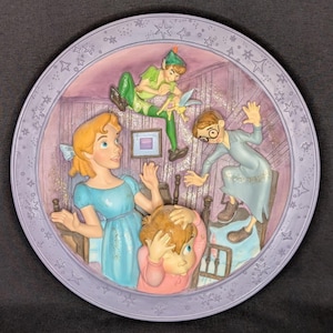 Könnte beinhalten: Eine dekorative runde Platte mit einer Reliefszene aus Peter Pan. Die Platte zeigt Peter Pan, Wendy, John und Michael in einem Schlafzimmer, mit einer Fee. Die Platte hat einen lavendelfarbenen Rand mit Sternakzenten und ist überwiegend in Pastellfarben gehalten.