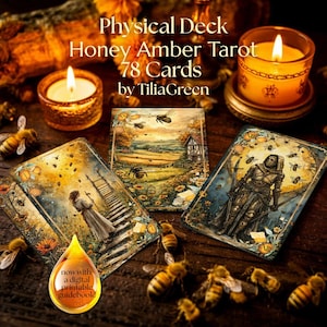 Puede incluir: Baraja de Tarot Honey Amber con 78 cartas, con ilustraciones de abejas y escenas de la naturaleza. La baraja es de TiliaGreen e incluye una guía digital imprimible. La imagen también muestra velas encendidas y abejas decorativas.