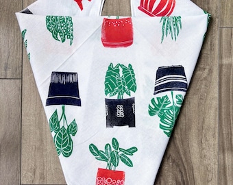 Tema de plantas y macetas: pañuelo estampado a mano con linograbado.