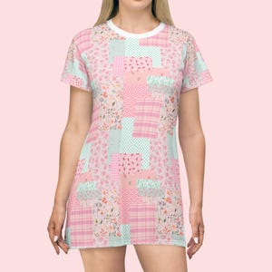 Könnte beinhalten: Ein kurzärmeliges T-Shirt-Kleid mit einem Patchwork-Design in Rosa-, Weiß- und Hellgrüntönen. Das Muster besteht aus verschiedenen rechteckigen Blöcken mit Blumenprints, Vichy-Karos und kleinen geometrischen Punktmustern.