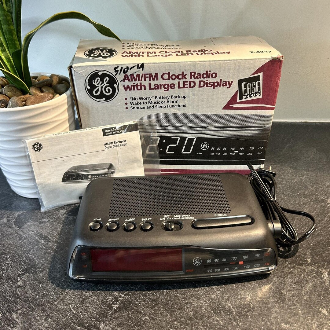 New in Box Vintage GE AM/FM Digital Alarm Clock Radio 74817 With