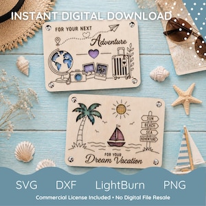 Peut inclure: Deux plaques rectangulaires en bois clair avec des motifs de voyage découpés au laser. La plaque supérieure affiche un globe, un appareil photo et une valise avec le texte FOR YOUR NEXT Adventure. La plaque inférieure montre un palmier, un voilier, un soleil et un panneau avec le texte FOR YOUR Dream Vacation.