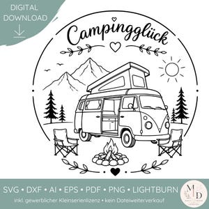 Könnte beinhalten: Eine schwarz-weiße digitale Strichzeichnung eines Campingbusses mit Aufstelldach, geparkt neben einem Lagerfeuer, zwei Klappstühlen, Tannen und Bergen. Der Text Campingglück ist oben bogenförmig mit Herzakzenten angeordnet.