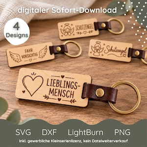 Könnte beinhalten: Vier rechteckige Holzschlüsselanhänger mit dunkelbraunen Lederriemen und goldfarbenen Metallringen. Jeder Anhänger zeigt einzigartige Lasergravuren wie ein Herz, Engelsfiguren und Flügel sowie den deutschen Text "Lieblings-Mensch".