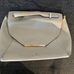 Bolso de mano Kate Spade estilo sobre usado en piel color crema suave