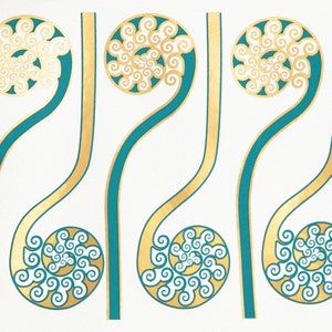 Puede incluir: Tres diseños de helechos dorados con tallos verde azulado sobre un fondo blanco. Los diseños de helechos son intrincados y detallados, con un patrón en espiral.