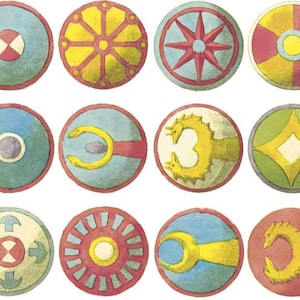 Puede incluir: Doce escudos redondos con diferentes diseños. Los escudos están pintados en varios colores, incluyendo rojo, azul, amarillo, verde y blanco. Cada escudo tiene un diseño único, como una estrella, una rueda, un dragón o un diamante.