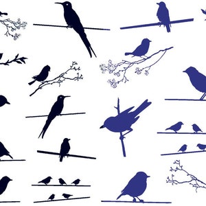 Puede incluir: Siluetas de pájaros azules posados ​​en ramas y cables. Los pájaros están en varias poses, algunos están cantando, algunos están volando y algunos simplemente están sentados. El fondo es blanco.