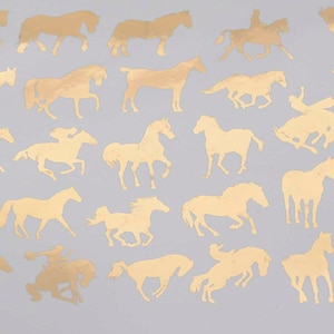 Peut inclure: Une feuille d'autocollants de chevaux en feuille d'or. Les chevaux sont dans différentes poses, y compris en train de courir, de sauter et de se tenir debout.