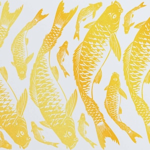 Puede incluir: Un fondo blanco con un patrón de peces koi amarillos. Los peces están todos mirando en la misma dirección y nadan en círculo.
