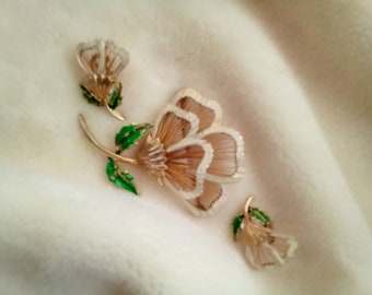 Vintage 1950s Antique Floral Pin Matching Clip Earrings Gold Tone Metal White Green Pin with Clip Earrings Vintage Pin Earring Jewelry Set