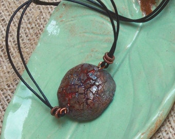 Collier en céramique raku. Collier organique terreux sur cordon en cuir. Pendentif raku en cuivre. Art portable.