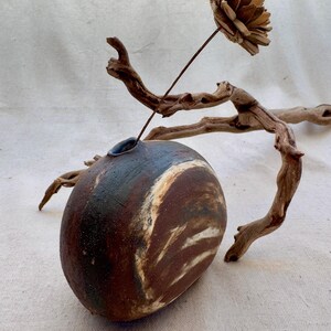 侘び寂びのモカブラウンの大きな陶器のテクスチャー花瓶。森の彫刻の