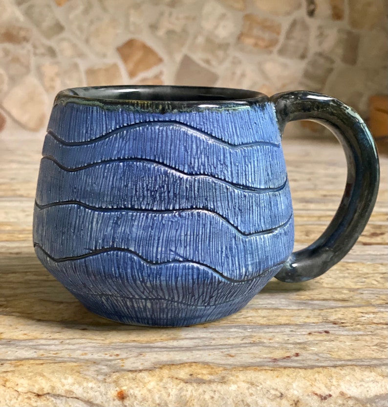 Mug à café en céramique bleue. Poterie faite main. Grande tasse à soupe de 14 OZ. Tasse à thé bleu marine et noir. Poterie fine. image 7