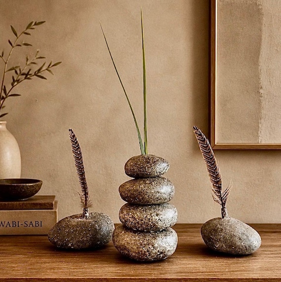 Rustikale Vase aus gestapelten Keramiksteinen. Skulpturale Keramik, inspiriert von der Zen-Natur