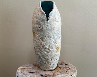 Jarrón marino de cerámica oceánica: escultura alta con textura costera azul y beige, cerámica inspirada en la naturaleza.