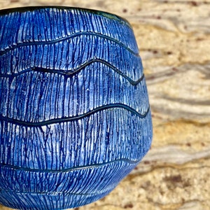 Blue ceramic coffee mug. Handmade pottery. Large 14 OZ soup cup. Navy blue and black tea cup. Fine pottery. imagem 4