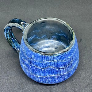 Blue ceramic coffee mug. Handmade pottery. Large 14 OZ soup cup. Navy blue and black tea cup. Fine pottery. imagem 3