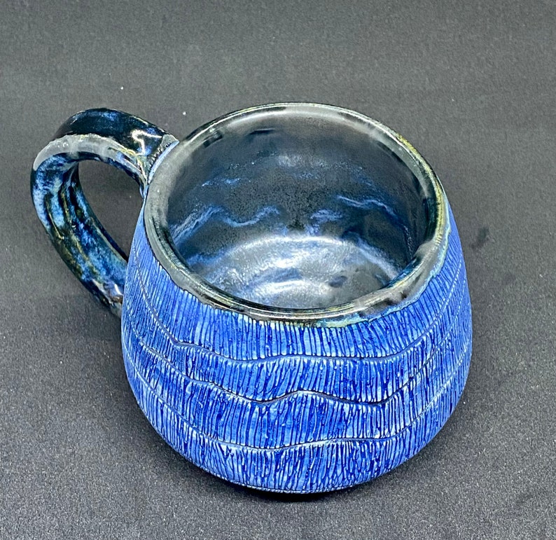 Blue ceramic coffee mug. Handmade pottery. Large 14 OZ soup cup. Navy blue and black tea cup. Fine pottery. imagem 3