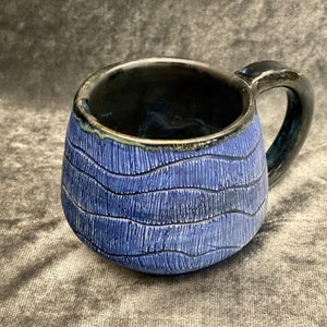 Blue ceramic coffee mug. Handmade pottery. Large 14 OZ soup cup. Navy blue and black tea cup. Fine pottery. imagem 2