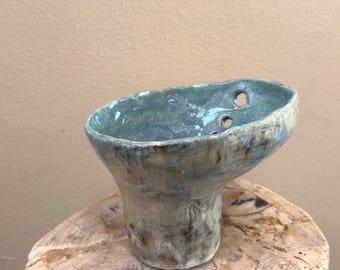 Jarrón azul de cerámica ikebana. Cerámica orgánica hecha a mano inspirada en el océano. Cerámica de estilo japonés.