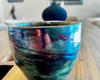 Cuenco de cerámica Raku hecho a mano. Cobre, verde y brillo azul. Cerámica inspirada en la naturaleza.
