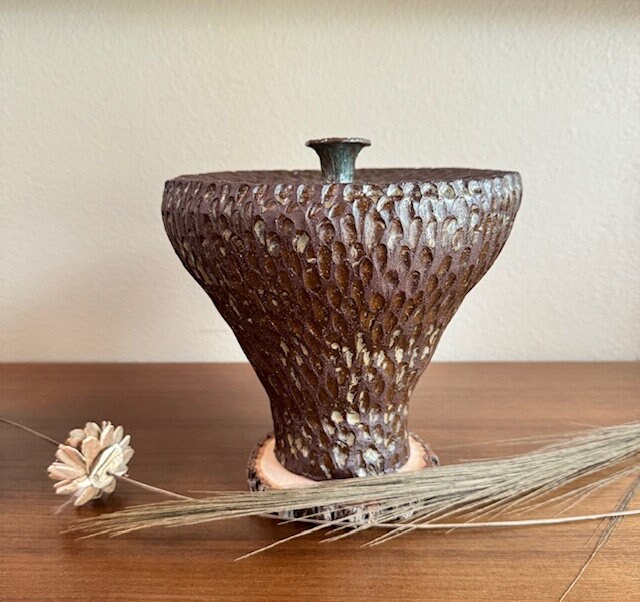 侘び寂びのモカブラウンの大きな陶器のテクスチャー花瓶。森の彫刻の