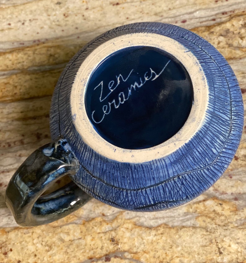 Blue ceramic coffee mug. Handmade pottery. Large 14 OZ soup cup. Navy blue and black tea cup. Fine pottery. imagem 5