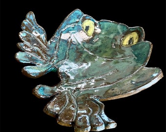 Frog ceramic soap holder. Whimsical pottery gift. Handmade spoon rest. Green frog jewelry dish. Kitchen and home decor. Pottery gift.