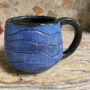 Blue ceramic coffee mug. Handmade pottery. Large 14 OZ soup cup. Navy blue and black tea cup. Fine pottery. imagem 8