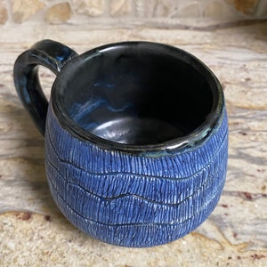 Blue ceramic coffee mug. Handmade pottery. Large 14 OZ soup cup. Navy blue and black tea cup. Fine pottery. imagem 6