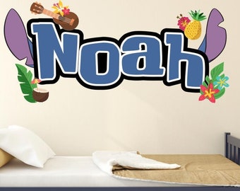 Könnte beinhalten: Ein blauer und violetter Wandaufkleber mit dem Namen "Noah" in großen, fetten Buchstaben. Der Aufkleber zeigt tropische Elemente wie Ananas, Blumen und eine Ukulele.