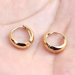 Runder dicker Ohrring, Basic Statement Ohrringe, runder Gold Huggie Ohrring, klobiger Hoopohrring, kleine Gold Huggie Creolen