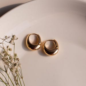 Chunky Hoop Earrings, Curved Chubby Statement Earrings, Curved Gold Hoops, Huggie Hoop Earrings ,cartilage hoop , hoop earrings ,helix hoop