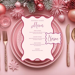 Może przedstawiać: Różowa i biała karta menu z różowym i białym talerzem oraz złotymi sztućcami. Karta menu zawiera tekst "Birthday Soirée" i "Menu" w różowym kolorze. Menu zawiera listę dań na imprezę: Przystawka, Danie główne, Danie główne i Deser. Karta z imieniem zawiera napis "Name" w różowym kolorze.