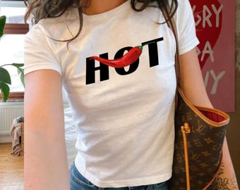 Hot Red Chili Peppers Print 90s Style Baby Tee, Pikantny prezent dla miłośnika jedzenia, Odzież dla smakoszy, Pikantny Hot Chilli Shirt, Estetyczny Vintage Tee