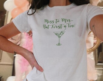 Miss to Mrs But First a Tini Baby Tee, motyw wieczoru panieńskiego, góra na przyjęcie weselne, koszulka zespołu panny młodej, krótki top na wieczór panieński Martini, Y2K