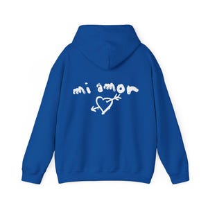 K&ouml;nnte beinhalten: Royalblauer Kapuzenpullover mit einem wei&szlig;en Aufdruck des Textes "mi amor" mit einem Herz und einem Pfeil.