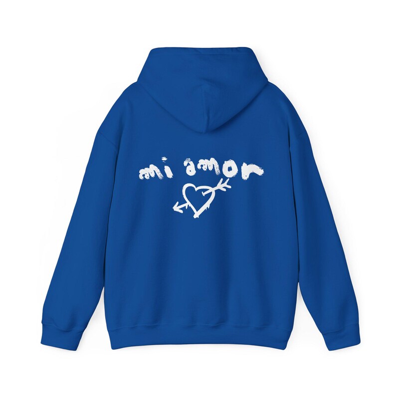 K&ouml;nnte beinhalten: Royalblauer Kapuzenpullover mit einem wei&szlig;en Aufdruck des Textes "mi amor" mit einem Herz und einem Pfeil.