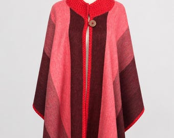 Roter Alpaka Poncho – Kuscheliges Boho Cape mit Knopfverschluss