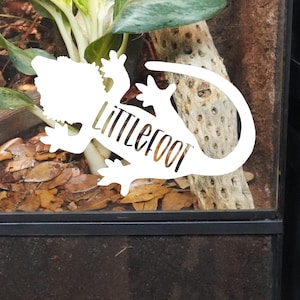 Benutzerdefinierte Gecko Aufkleber mit Haube, personalisierte Eidechse Namensschild, Vinyl Aufkleber, Geschenk für Reptilienbesitzer, individuelle Tank-Dekor, Haustier-Liebhaber-Auto-Aufkleber