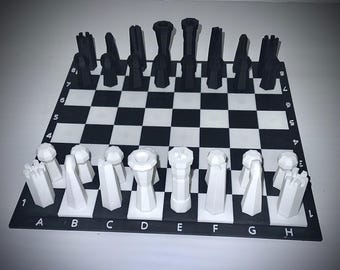 Mini juego de ajedrez magnético minimalista futurista: tablero cuadrado de 6,75” (75 mm) (con rey de 1,25” de alto).